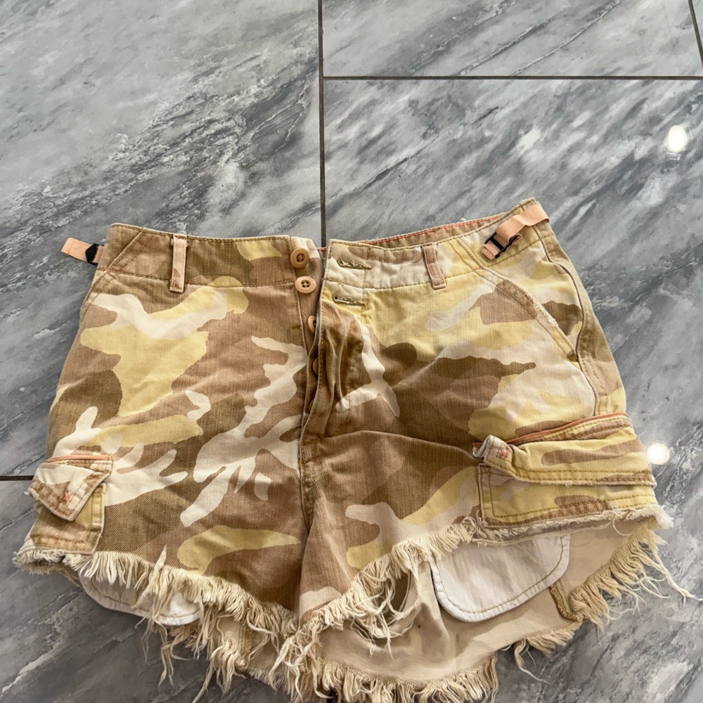 Camouflage Frayed Hem Women Shorts